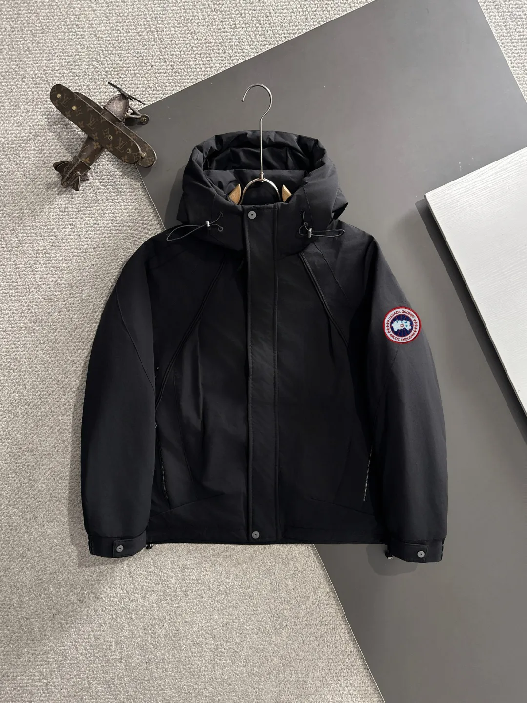Two-day delivery time P960 Big Goose 🔥🔥 High-end customization 2025 winter official website's latest popular down jacket. Original custom-made hardware accessories for customers, all imported and original customization. Welcome to compare at the counter. Absolutely high quality. Use top-grade 90 white goose down. Super soft. Filled with fluffy and full feathers. Super heavy work. Fabric workmanship is excellent. The version is super perfect. Note⚠The fabric is super comfortable. Exclusive model. High-end quality. A must-have warm and protective artifact in winter. Size: M-3XL